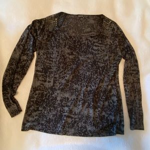 Metal shoulder detailing black t shirt.